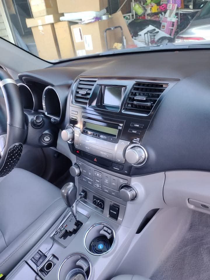 SUV dashboard detailed